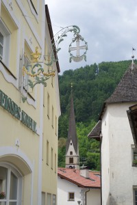 Blick vom Burgeiser Dorfplatz auf die Pfarrkirche Maria Empfängnis