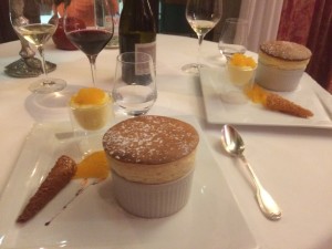 Soufflé au Grand Marnier, gegessen im Restaurant Bernard Rigaudis in der Domaine d'Auriac. 