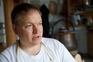 2 Tage in der Woche arbeitet Peter Mair in seiner Käserei in Tschlin. 