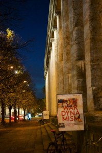 Die Säulen von Haus der Kunst im Abendlicht.