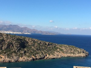 Blick von der Bungalowterrasse auf die Ägäis und die Stadt Agio Nikolaos.