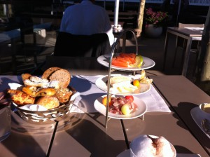 das perfekte Frühstück auf der Terrasse des Hotel Dolder Grand. 