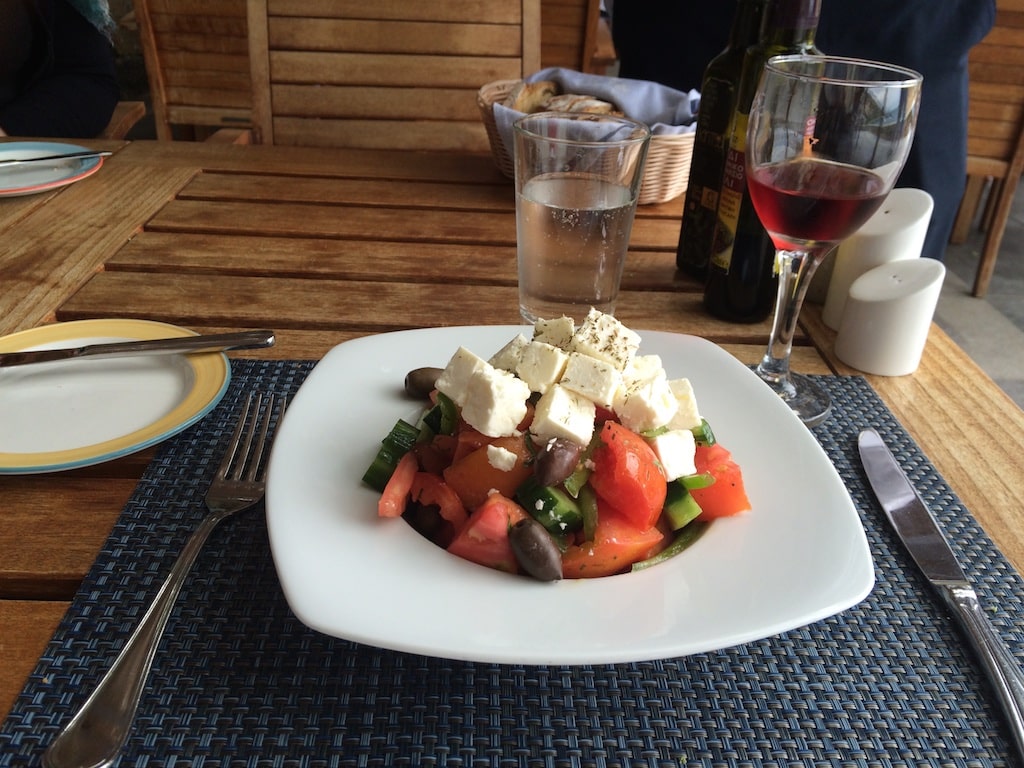Zum Sterben gut - griechischer Salat im Daios Cove.
