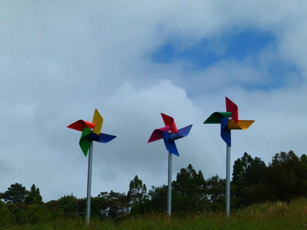 Bunte Windräder auf dem Brick Bay Sculpture Trail