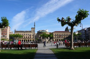 die weitläufige Plaza del Castillo ist das Zentrum von Pamplona