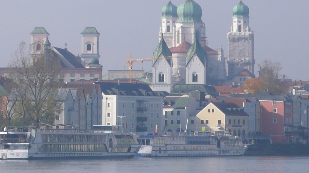 Die Kulisse von Passau im Herbstnebel