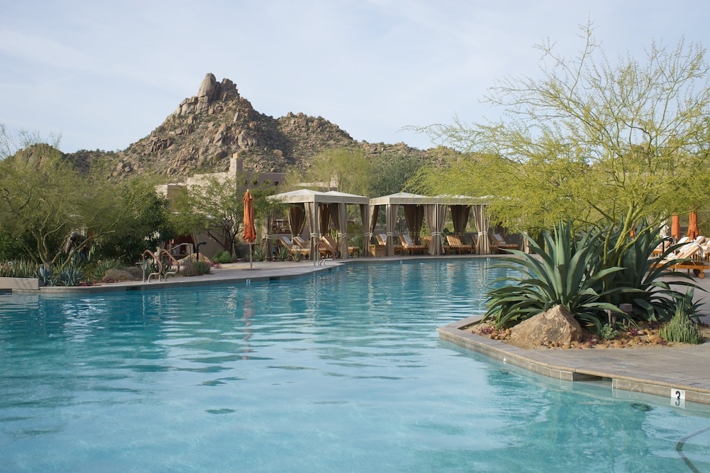 Pool des Four Seasons Resort, im Hintergrund Pinnacle Peak