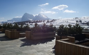 Blick von der Terrasse des Alpina Dolomites auf den Schlern