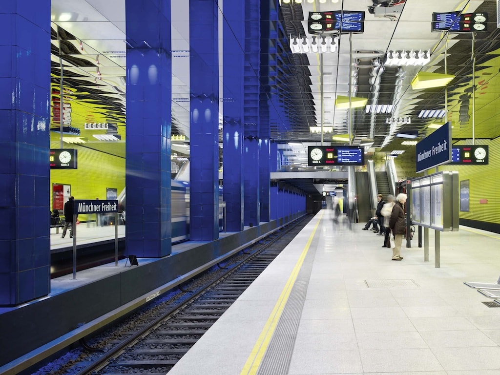 Diese U-Bahnstation wurde 2010 nach einem Konzept von Ingo Maurer ausgeleuchtet. 