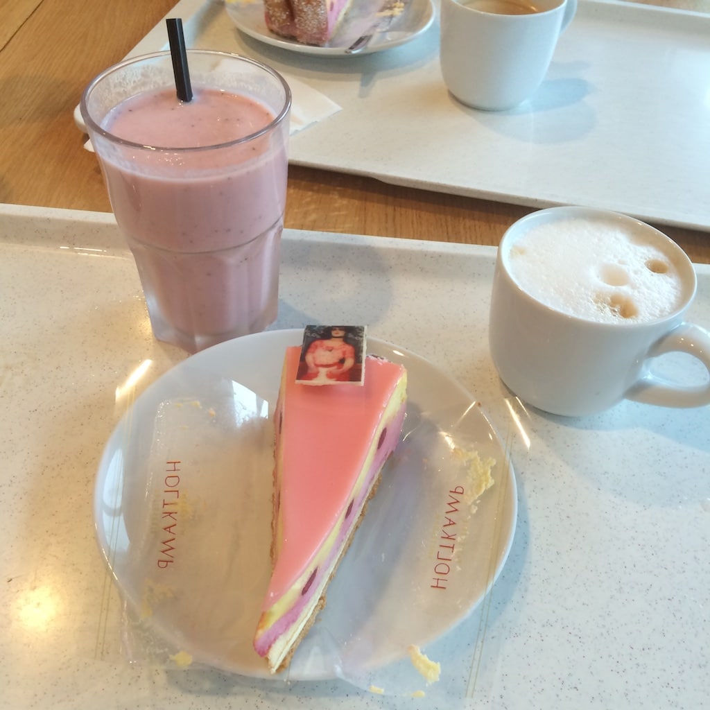Im Café gibt es dazu einen Kuchen mit einem Bild von Frantisek Kupka