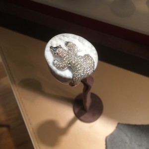 Ein Eisbär aus Brillanten sitzt auf weißem Marmor - Ring von Oscar Rodriguez. 